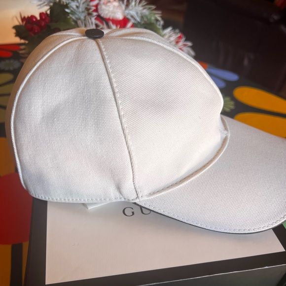 GUCCI WHITE GG HAT W/BOX - Picture 3 of 16